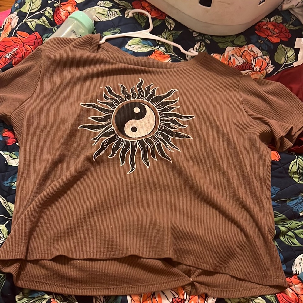 Brown crop top shirt with yinyang 1x